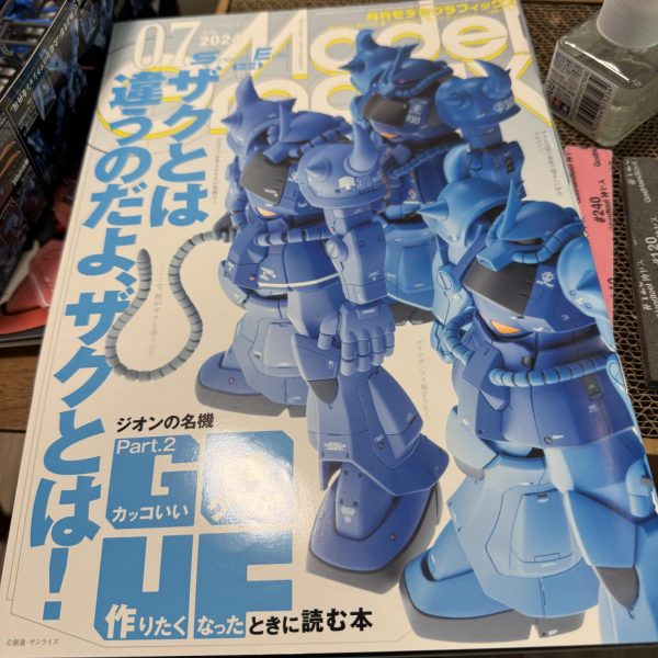 HG10体目はグフでございます。ランバラルのグフにするか…アニメカラーでいくか…悩んだあげく先行量産型に仕上げる事にしました。01、02、03で01だけグフカスタムで小隊にしたいな😅ザク特集に続きグフ特集を買ってみました！これもとても良いです！（2枚目）