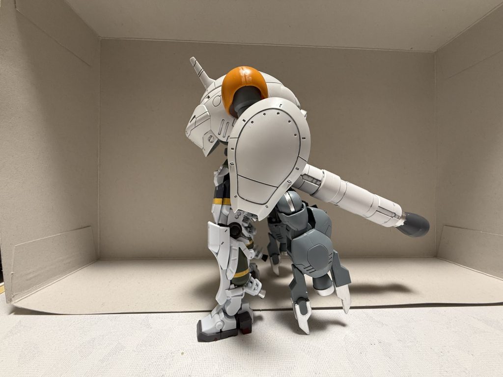 腰に色々付け足されたので、動きづらいように見えます。