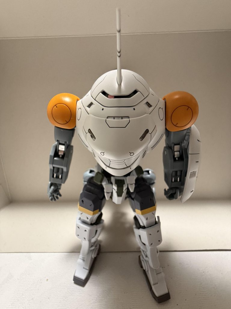 下半身がカニからヒト型に。ツメが無いので大人しくしているようですが、目線は合わせてくれません。