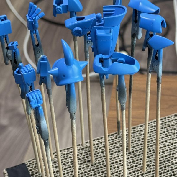 HGグフ…先行量産型カラーを予定でしたが…Netflixでオリジン観ていたらランバラルがかっこよすぎて【青い巨星】カラーに変更😅このグフ特集はとても参考になりました。次なる機体は！ハイザック カスタム リ・ブート版！これも高機動型ザクの次に作ってみたい機体です。顔がザクで超マッシブな感じが好みです。スジボリ堂さんの量産型タガネが折れてしまったので💦DULOさんのケガキバリとタガネを新しく買ってみました！プロ野球オープン戦をテレビ観戦しながら作業開始します🫡ご観覧ありがとうございます🙇（2枚目）