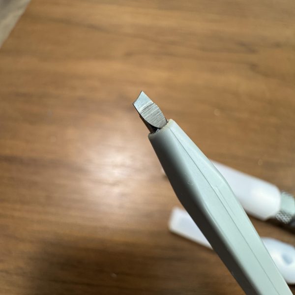 HGグフ…先行量産型カラーを予定でしたが…Netflixでオリジン観ていたらランバラルがかっこよすぎて【青い巨星】カラーに変更😅このグフ特集はとても参考になりました。次なる機体は！ハイザック カスタム リ・ブート版！これも高機動型ザクの次に作ってみたい機体です。顔がザクで超マッシブな感じが好みです。スジボリ堂さんの量産型タガネが折れてしまったので💦DULOさんのケガキバリとタガネを新しく買ってみました！プロ野球オープン戦をテレビ観戦しながら作業開始します🫡ご観覧ありがとうございます🙇（5枚目）