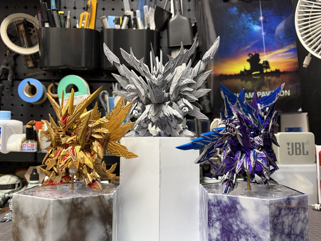 こんな感じで展示したいと思ってます。ホビーショーくらいしか展示会出れませんがいつ何があっても対応できるようにだけしとこうかと。今年のホビーショーには真ん中のは間に合いそうにないです。こうやって無駄な時間が過ぎていく…撮影環境変えたので照明の位置が近く無駄にギラギラした感じになってしまいましたが肉眼で見るとちゃんと狙った感じで最高です。SNSや投稿サイトではなく実物展示できる機会もっとあったらいいなぁ。好きなこと全力でやってるのでまぁなくても大丈夫。以上となります。ご覧いただきありがとうございます。