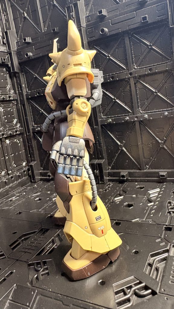 左手はhgucグフの5連装75mm機関砲に置き換えました。バレル部は焼き目を入れてみましたが…難しいです。