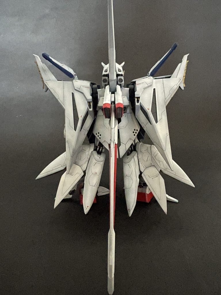 後ろこの尻尾みたいなやつが飾るときに邪魔してくるんですよね。