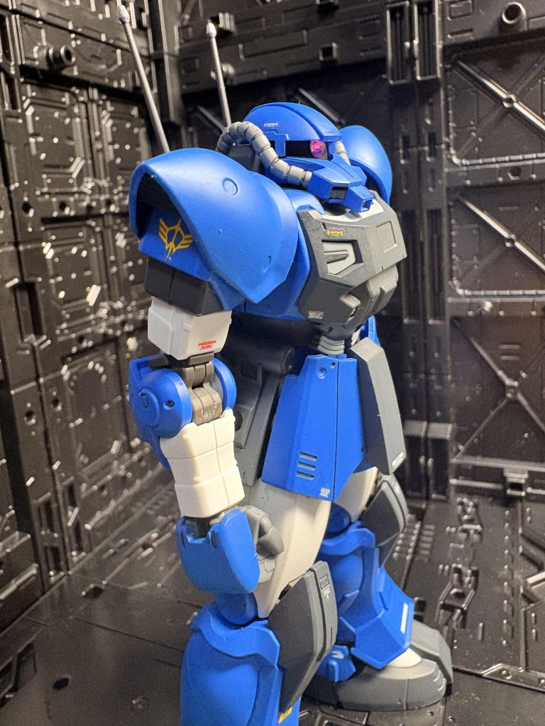 このアクトザク、あまりジオン臭さを感じさせない機体だと私は思います。