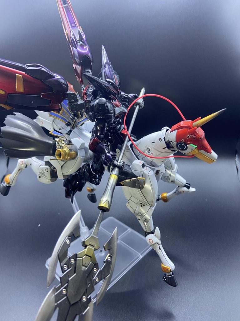 本来の主人。武器持たせるのは無粋なんですが、馬には長物が似合うので突貫（ディランザの槍とウィングガンダム炎のオマケ武器ぶっ刺し）で作りました。雑です。まあ良しとしました😆&nbsp;