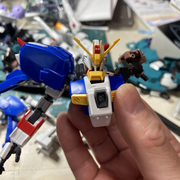 いつか作りたいと思っていたHG Ex-sガンダム改造してます。自分好みのスタイルに改修して遊んでます。とりあえずアノポーズがカッコ良く決まるのを目標としてます😊水星の魔女キット総出でフレーム組み込んでます。毎度めんどくさい事に頭使うのが好きみたいです😅（4枚目）