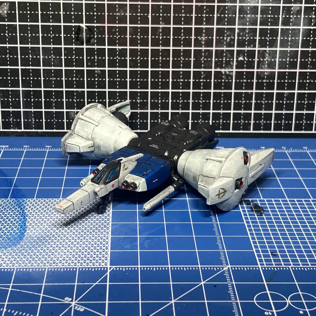 塗装は、タミヤのプライマルサーフェイサーのライトグレーを念の為に吹き、アクリジョンのベースカラーのホワイトとグレー。(白以外は全てベースグレー)塗料は全て水性ホビーカラーとクレオスのリターダーで行いました。白部分はグランプリホワイト、グレー部分はグレーとブラックを2:1で調色。胴体の青はブルー、バーニア内部の赤はレッド。グレー部分が下地の色と殆ど同じで、薄塗りをしたかったのですが均一になってしまいました。塗料の濃度調整にも気をつけたいですね。デカールはバンダイの地球連邦軍のものと、戦闘機系のものはマクロスのものから使用。マクロス系はスケールが1/100なので、ガンダムのHGに使うと、少し大きく見えてしまっています。使うデカールを統一するのも改善点ですね。初めての全塗装で、3週間近く掛かりましたが、その分思い入れもある作品になりました。フルバーニアンも取り組んでいるので、ぜひ期待していただけると幸いです。