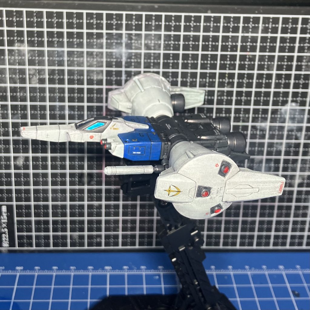 本体下部に3mmで開口、スタンドの軸を通せる様にしました。ユニバーサルブーストポッドのバーニアは3mmで穴を開け、裏にプラ板を貼り、3mmプラパイプを面取りしたものを塗装後にはめました。塗装前にクリアランスを確保するために、開口後にヤスリで緩くしましたが、どちらも塗装すると嵌め込む時にスムーズには行きづらく、神経を使いました。良い経験になりました。