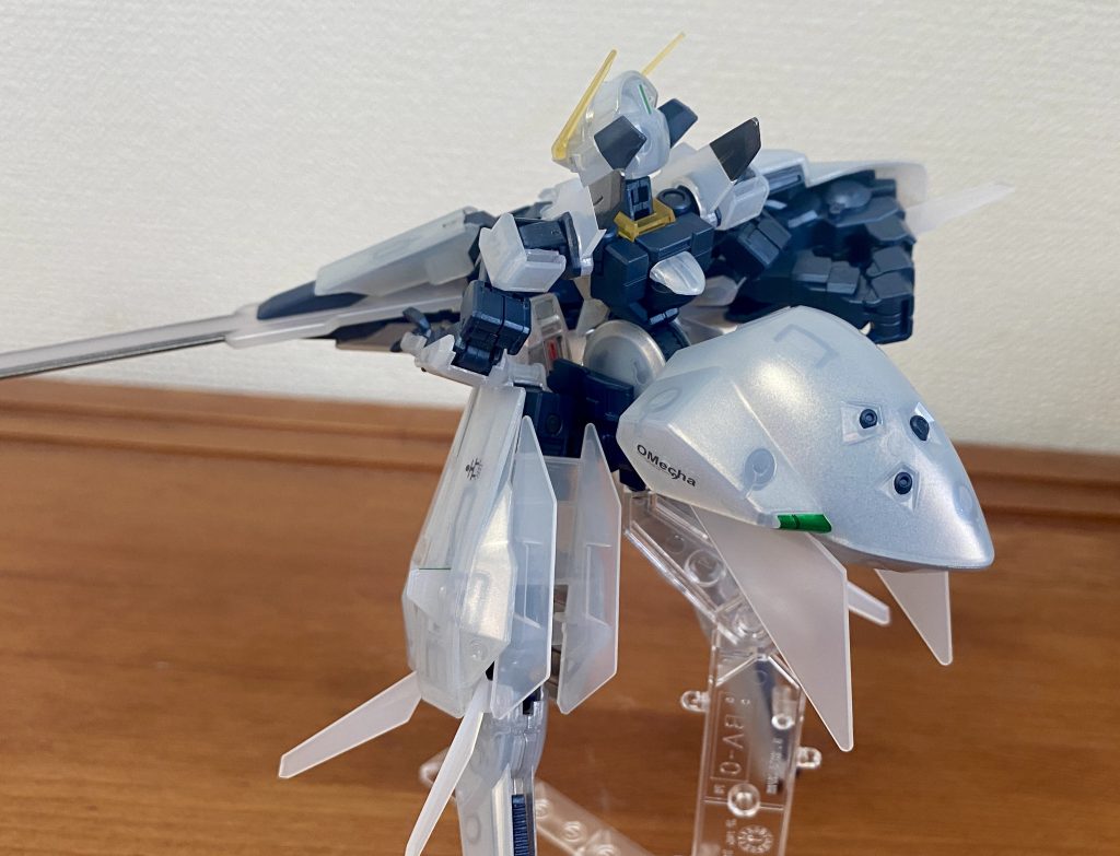 クリアパーツへの本格的な塗装は、今回が初挑戦です。これまではセンサーアイなど小さなパーツにとどまっていましたが、今作ではもう一歩踏み込んでみました。白パーツの裏面にガイア「スターライトシルバー」をエアブラシで吹き、クリア素材越しに輝きが透けて見えるよう狙っています。ただ…ご覧の通り、ムラが出てしまったのが正直なところですクリアパーツへの裏面塗装、思っていた以上に難しかったです。クリアパーツへの塗装の工夫と、メタリック系カラーの扱い方に今後注意していきます(gundam-kao5)