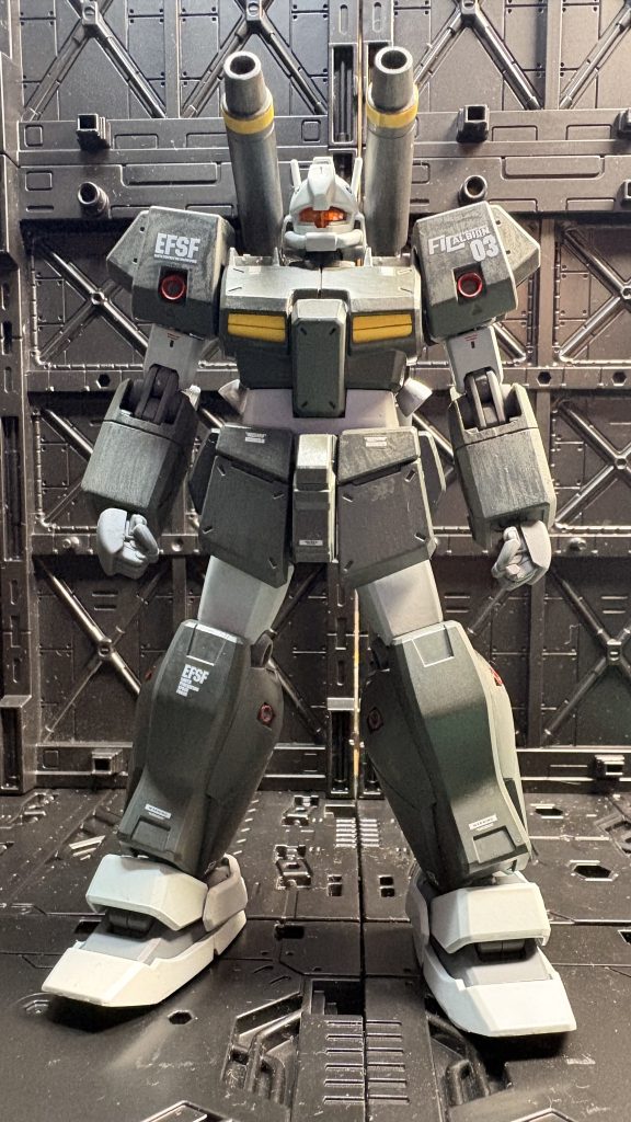 この子は少し「ずんぐりむっくり」な体型が気になったのでスリム化を図りました。腰部で縦4ミリ延長、ふんどし中央部とリア部はジムストライカーのパーツを流用してスリム化、サイドパーツは2ミリのスペーサを挟んでバランスを調整してみました。