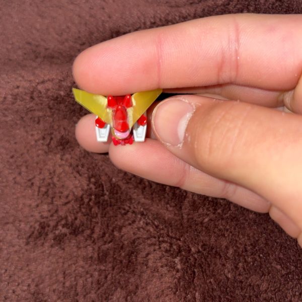 今は頭部のみで、肩のバズーカ弾はミサイルにしました頭部のトゲトゲはSDシナンジュの肩を使用アンテナとモノアイはリライジングガンダムに入ってるユーラヴァンガンダムの装備を使いました頬のファンはアースリィガンダムのバックパックの羽を使いました顔以外の胴体のオリジンシャアザク赤い彗星は5年前ぐらいに作ったやつなのであとで色々処理します頭部のモノアイは可動します頭部にパイプをつける予定です（3枚目）