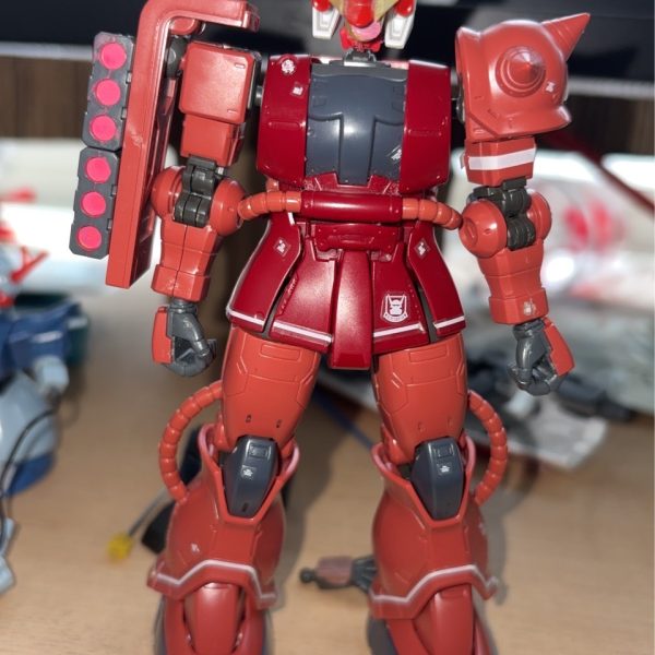 今は頭部のみで、肩のバズーカ弾はミサイルにしました頭部のトゲトゲはSDシナンジュの肩を使用アンテナとモノアイはリライジングガンダムに入ってるユーラヴァンガンダムの装備を使いました頬のファンはアースリィガンダムのバックパックの羽を使いました顔以外の胴体のオリジンシャアザク赤い彗星は5年前ぐらいに作ったやつなのであとで色々処理します頭部のモノアイは可動します頭部にパイプをつける予定です（2枚目）