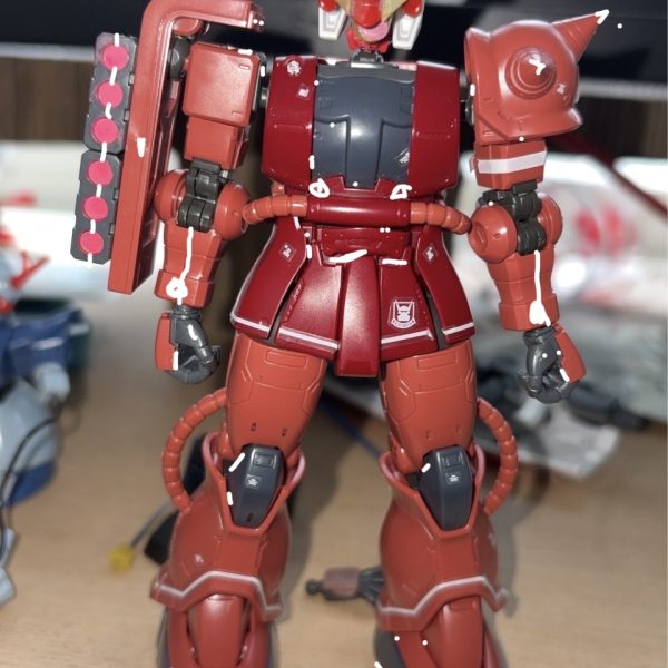 今は頭部のみで、肩のバズーカ弾はミサイルにしました頭部のトゲトゲはSDシナンジュの肩を使用アンテナとモノアイはリライジングガンダムに入ってるユーラヴァンガンダムの装備を使いました頬のファンはアースリィガンダムのバックパックの羽を使いました顔以外の胴体のオリジンシャアザク赤い彗星は5年前ぐらいに作ったやつなのであとで色々処理します頭部のモノアイは可動します頭部にパイプをつける予定です（4枚目）
