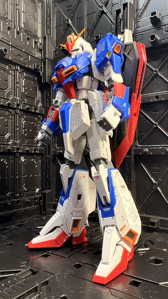 なので、先に製作されている方もいらっしゃいますが、HGUCゼータのフレームにRGゼータの外装を肉付けしてみました。