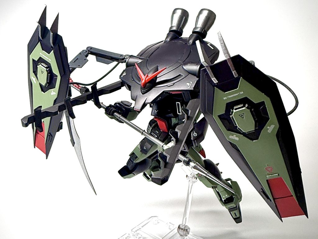 誘導プラズマ砲「フレスベルグ」88mmレールガン「エクツァーン」磁場発生装置は切り取ってネオジムで開閉できるように改造してます。またレールガンの基部をボールジョイント接続に変更したので、ハの字に開くことができます。