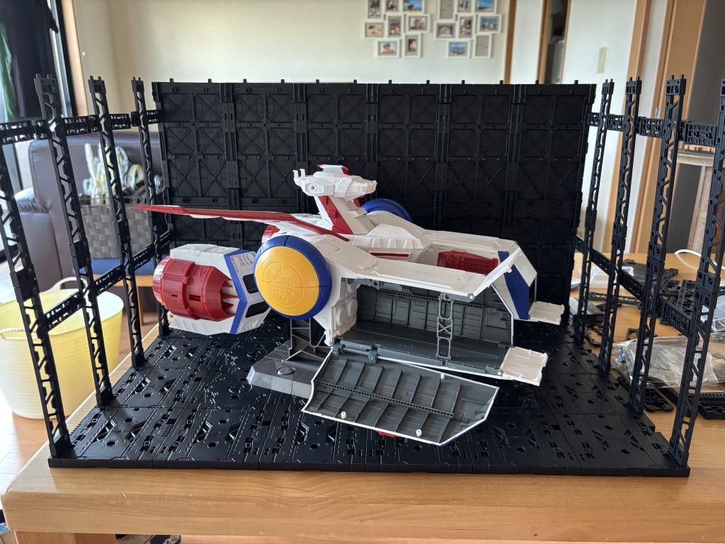 2025年8月。これが全ての始まりやったわ。何を血迷ったか、突然ホワイトベースをメルカリで買って…「こんなええのん飾らん訳にはいかん。どないかして飾りたい！子供の頃模型屋で見た光景を再現したい！」と幼児退行発動のガンダムおじ３…&nbsp;