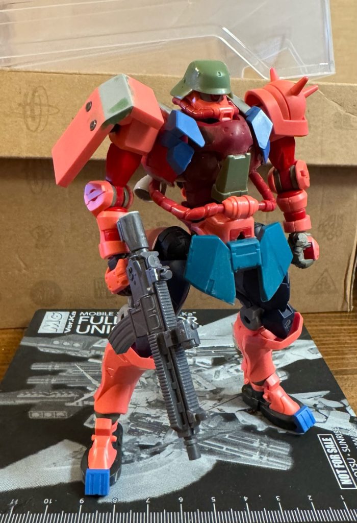 製作途中ブンドドして塗装剥がれたところが目立ったり透けたりシャアザクを素体に使ったのは正直失敗でした…