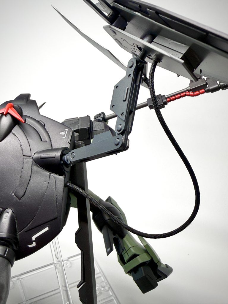 ゲシュマイディッヒ・パンツァーバックパックはボールジョイント接続にしているのでフレキシブルに可動します。