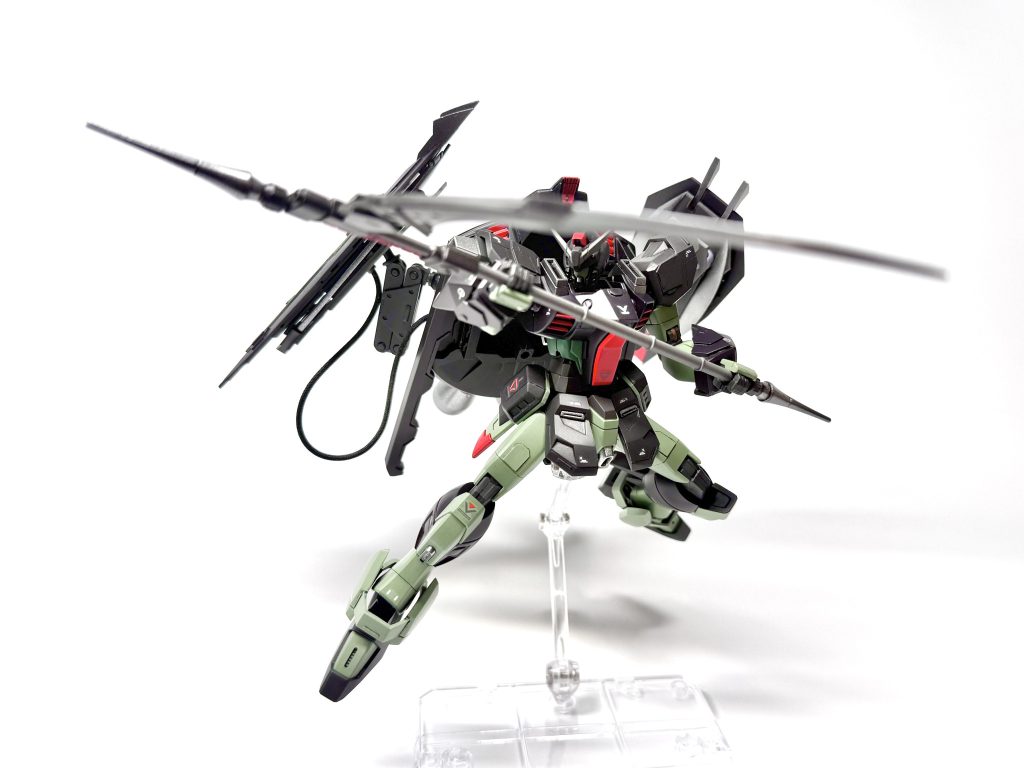 重刎首鎌「ニーズヘグ」もともとのニーズヘグは少し小ぶりに感じたため、フルメカニクス版のサイズ感を参考に刃を大型化しました。柄もバランスに合わせて延長し、フルメカを意識した突起ディテールを追加。この突起をハンドパーツに引っ掛けることで、鎌が重さで下を向かず、しっかり保持できるようにしています。