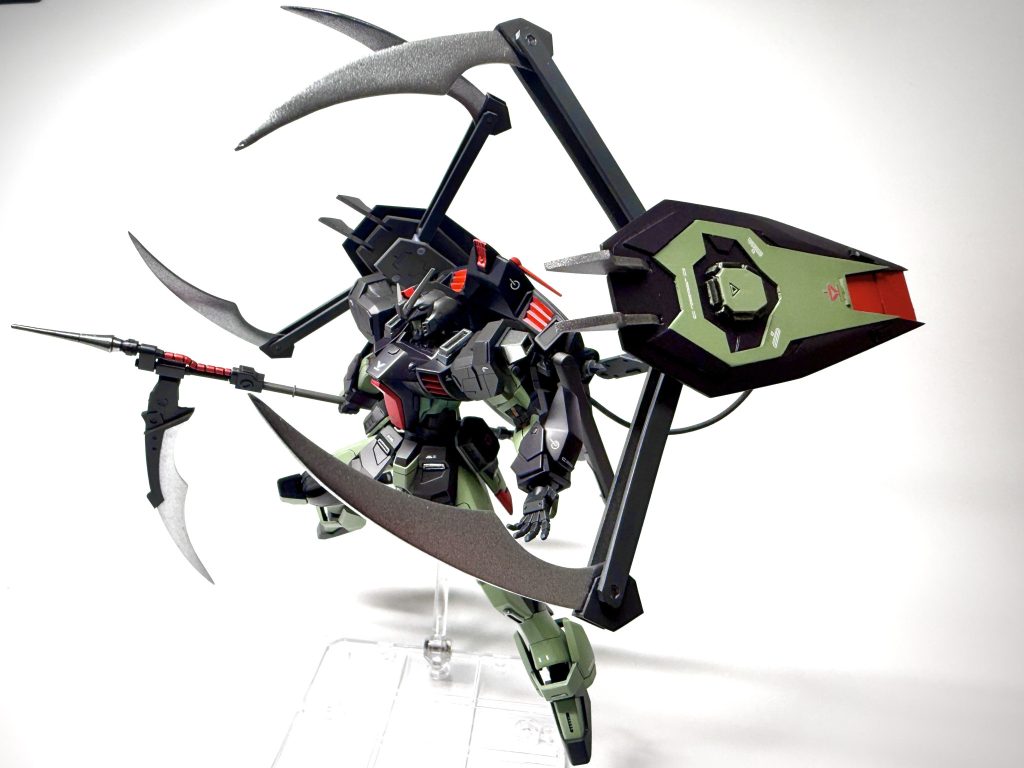 刈魂鎌「ハティ」×4エネルギー偏向装甲裏に格納された刈魂鎌「ハティ」。各鎌は独立して自在に可動し、敵機の両断および拘束を可能とする。主兵装である重刎首鎌「ニーズヘグ」と合わせ、計5本の鎌による多方向同時攻撃により、近接戦闘において敵に一切の隙を与えない。