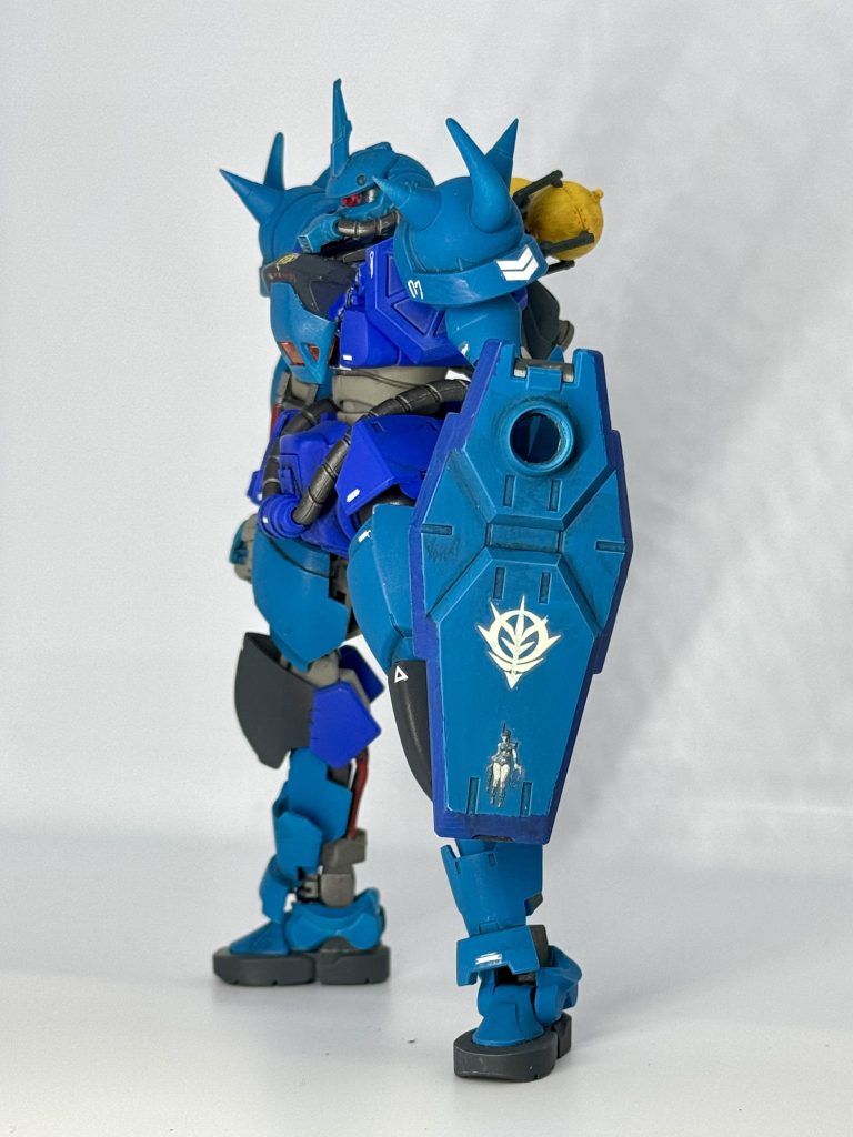 グフといえばグフレディ! ただ、年代もののデカールを使ったので何枚も水の中で砕け散り無惨なことに…。ラス1のデカールがなんとかバラけないで貼ることができました。