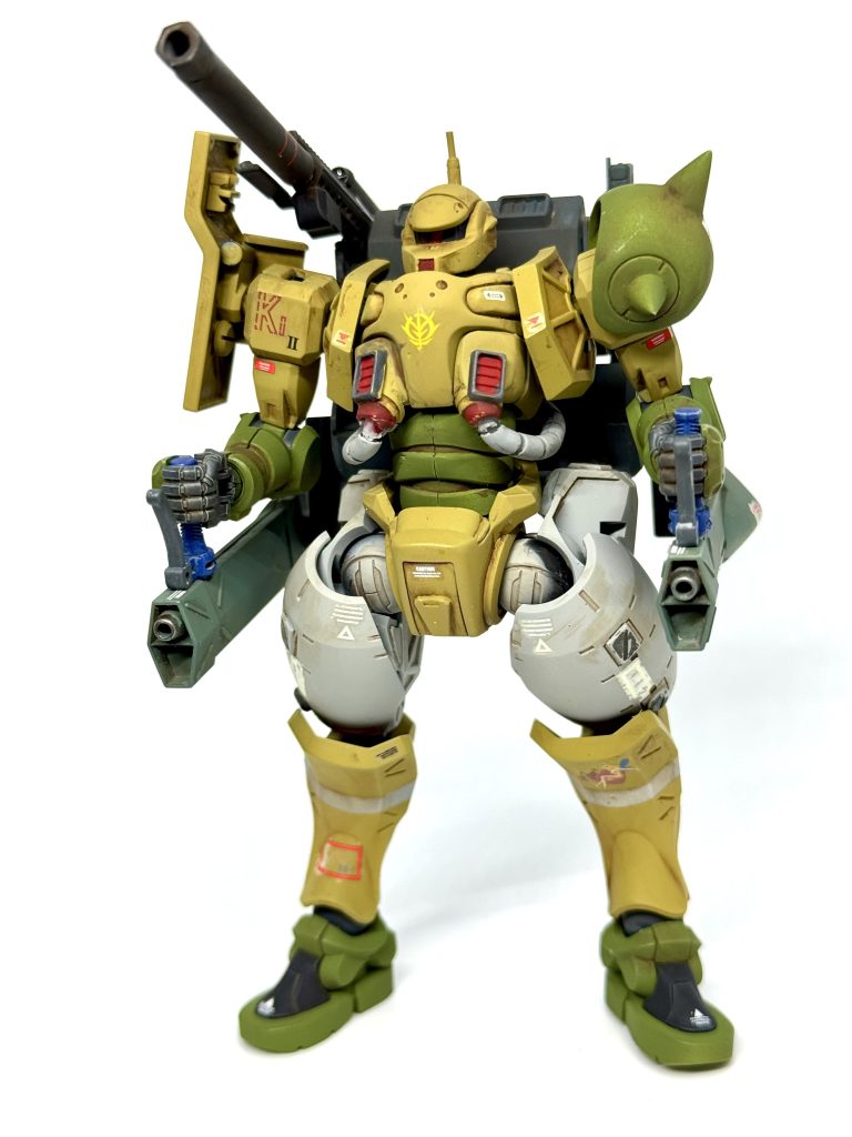 グフ同様、地上で運用される機体なので重力下での歩行を重視した脚部に換装された…という設定です。