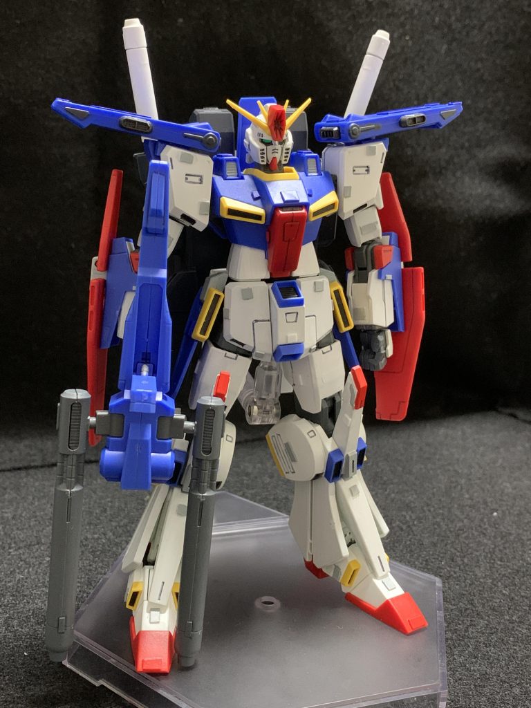 下半身は可動域を向上させるためにガンダムAGE3の部品を組み込んでいます。緑がかった白い成型色は白に塗り替えました。各所にプラバンも貼り付けて、明灰白色も追加。Verカトキに見えるように意識しましたが、改めて写真を見直すと継ぎ目が目立つなど反省点も多数確認できました。