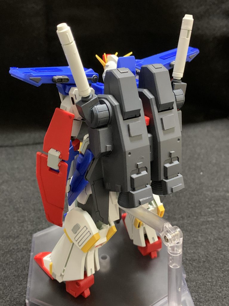 背中の大型バックパックは取り付け方法を変更して肩の可動の邪魔にならないように配置しました。