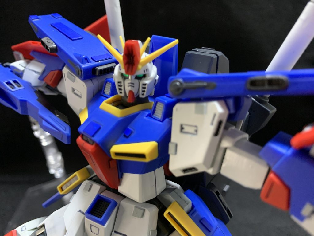 サイドスカートも脚部ではなく腰に移設しました。ＡＧＥ3の下半身がドッキング後のポーズを決めるためによい仕事をしています。AGE3の上半身は制作当時ミキシングアイデアが思いつかず未使用で保管中です。&nbsp;