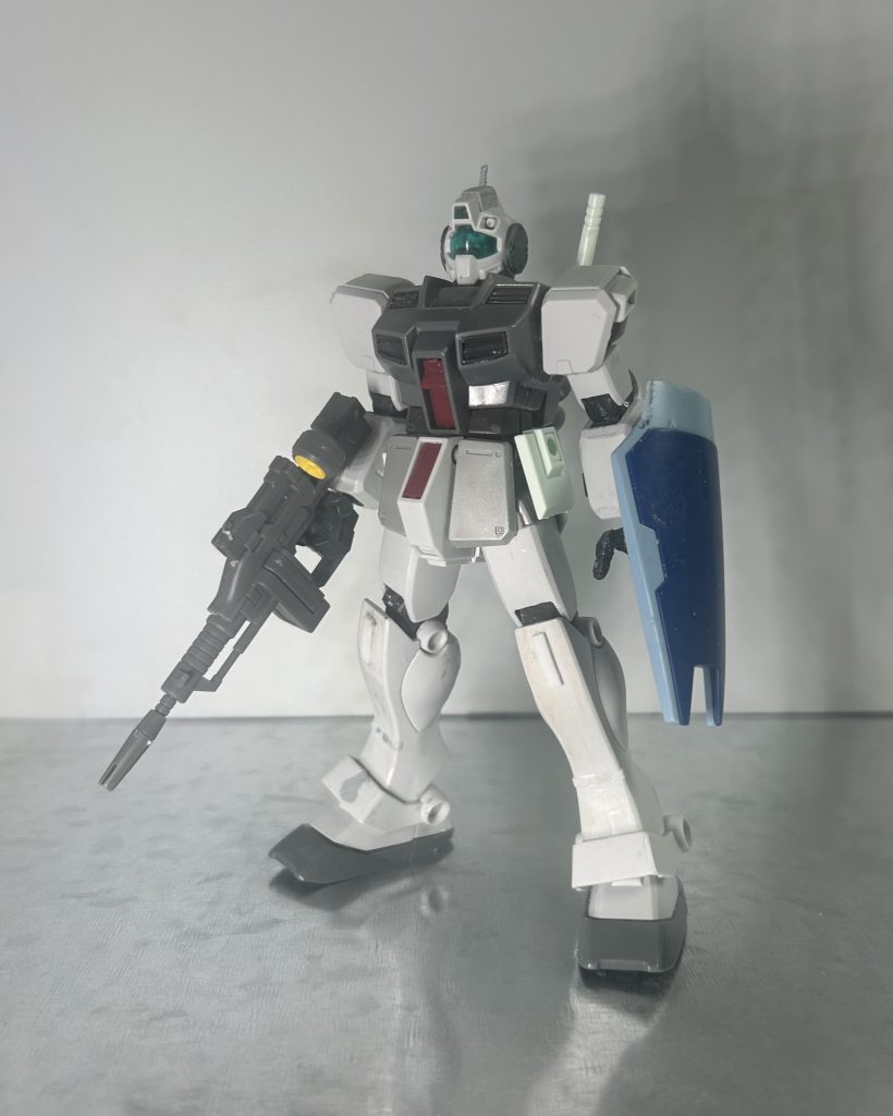 制作工程です。元となったジム寒冷地仕様は初期のHGのキットでありながらプロポーションは優秀だと思っております。なのでそれを活かしながら、ミキシングでちょっとだけ改良された感を出して行きたいと思います。