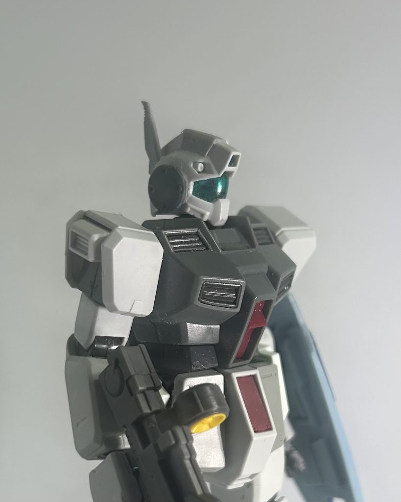 頭部。&nbsp;顎のラインを微妙に加工して、頬に繋がるラインに整えました。耳は削ってアップグレードパーツに変更。トサカの一部を0.3mmプラ板で大型化。いつのまにか、アンテナが紛失してたのでアップグレードパーツのブレードアンテナを加工して装備しました。脳内設定では性能検証中のブレードアンテナ。ジオン系のMSのデータ解析から作られた代物って感じ。胴体。変更なし。