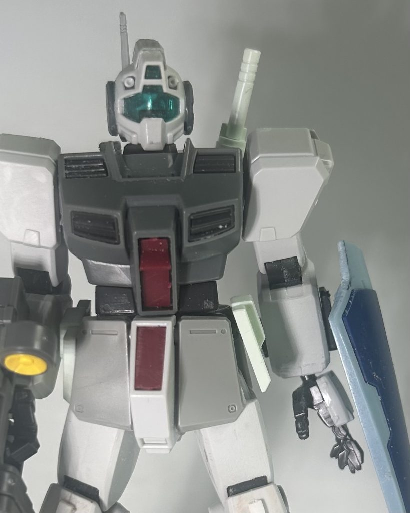 腕部。変更なし。腰部。股関節のV字を削り取りました。フロントアーマーをEz8の物に、サイドをジムⅡの物に、それぞれ変更。