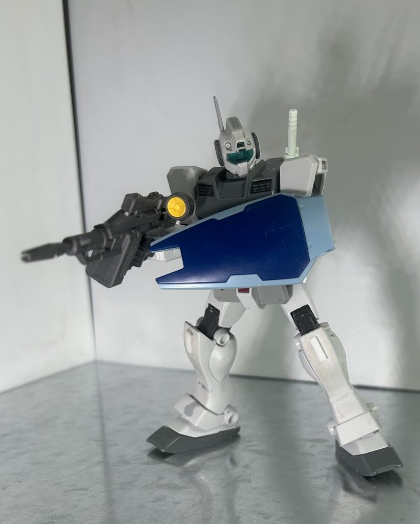 武器。ビームライフルはオリジンガンダムの前期ライフルから。ビームサーベルはジムⅡの物をそのまま。シールドは、ジムスナイパーⅡの物を少し切り取って使用しました。