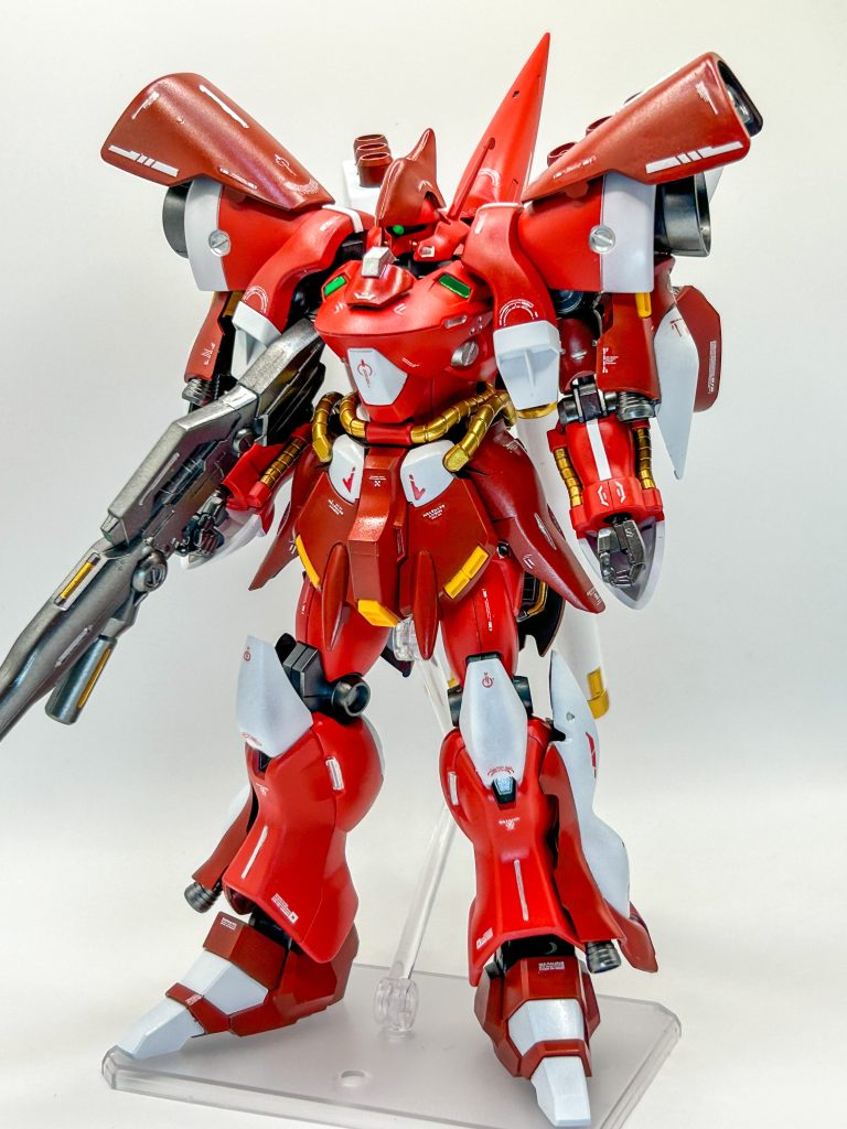 斜め前から。頭部の追加パーツはシナンジュの膝パーツをパテで型取り接着しています。また、肩部サイドスラスターはシナンジュのサイドアーマー、脚部のスラスターもシナンジュです。&nbsp;サイドアーマーはシナンジュんのパックパックのスラスターから移植しました。&nbsp;