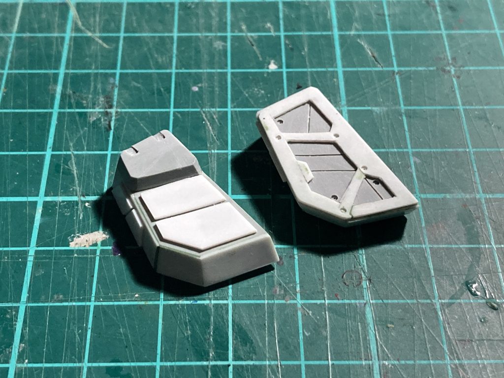 リアスカートはグラスフェザー装備では設定されておらず、付属しないためプラ材で制作。フロントスカートに合わせたデザイン。