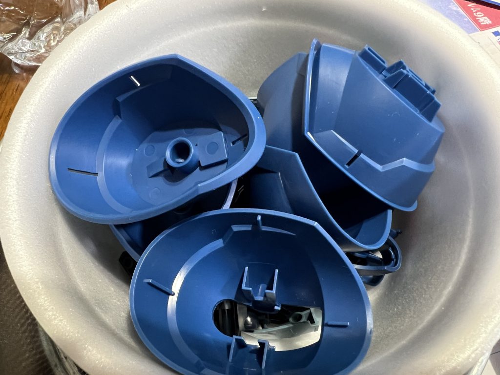 パーツの洗浄。大きいパーツの感覚で他のパーツを洗浄すると紛失しそう。