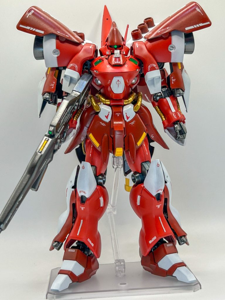 正面。頭部、胴体、肩部、両腕部、両脚部＝ガーベラテトラ腰部、スリッパ、バックパック＝シナンジュパックパック、肩部スラスター＝サザビーとなります。&nbsp;ガーベラテトラとシナンジュのミキシングはやってる方が格好おり参考にさせて頂きましたが、脚部をシナンジュにしている方が多かったので、自分はオリジナリティを出す為にも基本はガーベラテトラにしています。&nbsp;設定としてはシナンジュが出来るまでの試作機の一つと言う感じで制作しました。