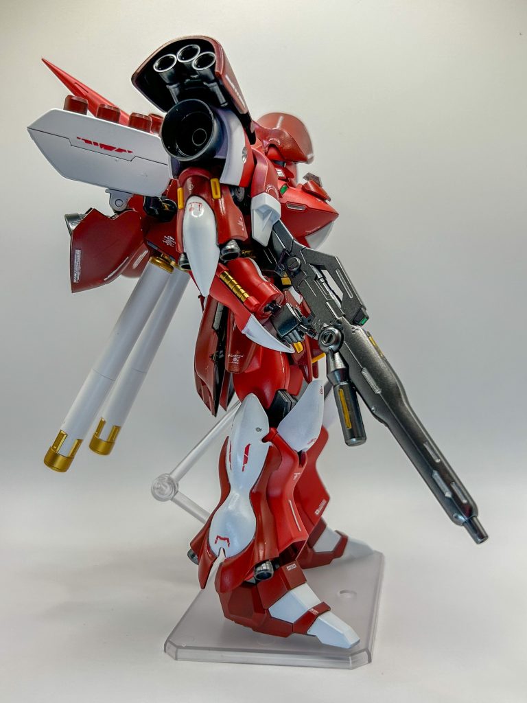 横。&nbsp;バックパックの追加スラスターはサザビーの肩パーツを使用しています。&nbsp;カラーリングは悩みましたが、ガーベラテトラ改のカラーが白も入っていて格好良かったので参考にさせて頂きました^_^