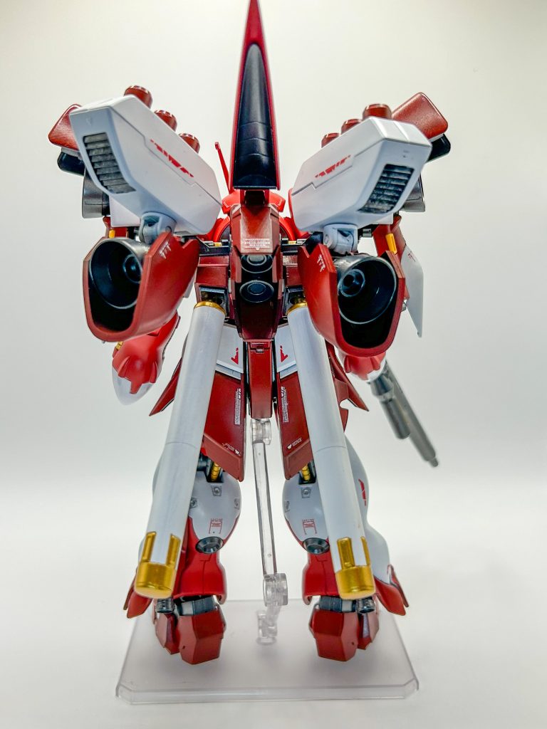 背面。&nbsp;制作工程ミキシング、表面処理、ライフル合わせ目処理、エアブラシ全塗装、筆塗り部分塗装、デカール貼り、トップコートとなります。&nbsp;簡単に合わせられるかなと思っていましたが、ボールジョイントの大きさが合わないなどあり、スリッパと胴体は関節を移植しています。&nbsp;