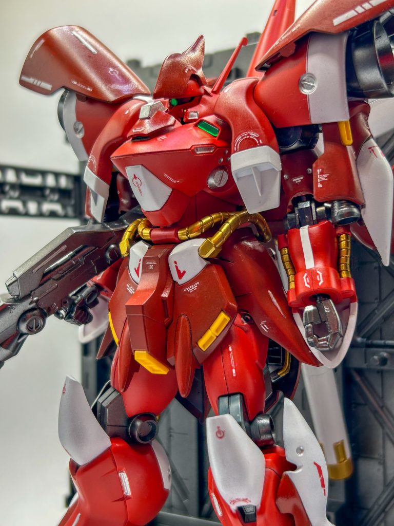 腕部と肩部の合わせ目は自分の技術では処理した後に後ハメ加工が難しそうだったので、塗装後に白く塗ったプラ板を貼り付けて隠しています。笑&nbsp;また、スリッパが変わったことで頭身が上がったので腕が短くなり、二の腕もシナンジュに変更する事で少し腕を伸ばしました。