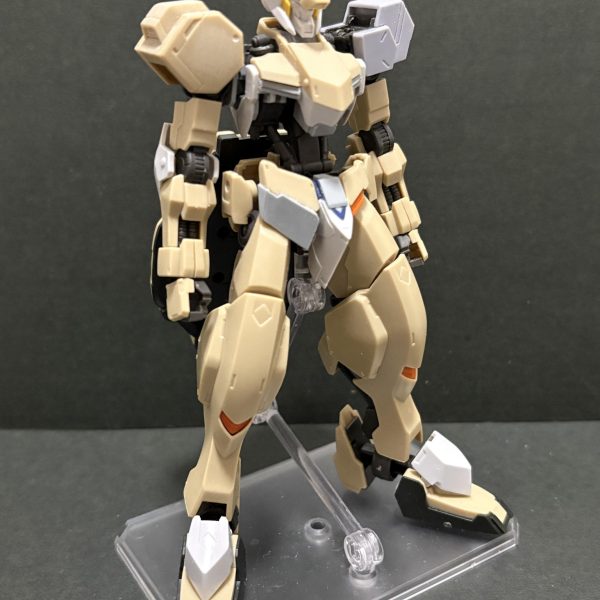 前回のバルバトスと並べたいと思い立ち、グシオンのアダプト化に着手しました！バルバトスやグレイズ改参のテイストを拾いつつ、オリジナル妄想機として作る予定です。（2枚目）