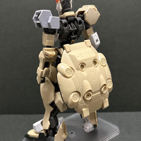 前回のバルバトスと並べたいと思い立ち、グシオンのアダプト化に着手しました！バルバトスやグレイズ改参のテイストを拾いつつ、オリジナル妄想機として作る予定です。（4枚目）