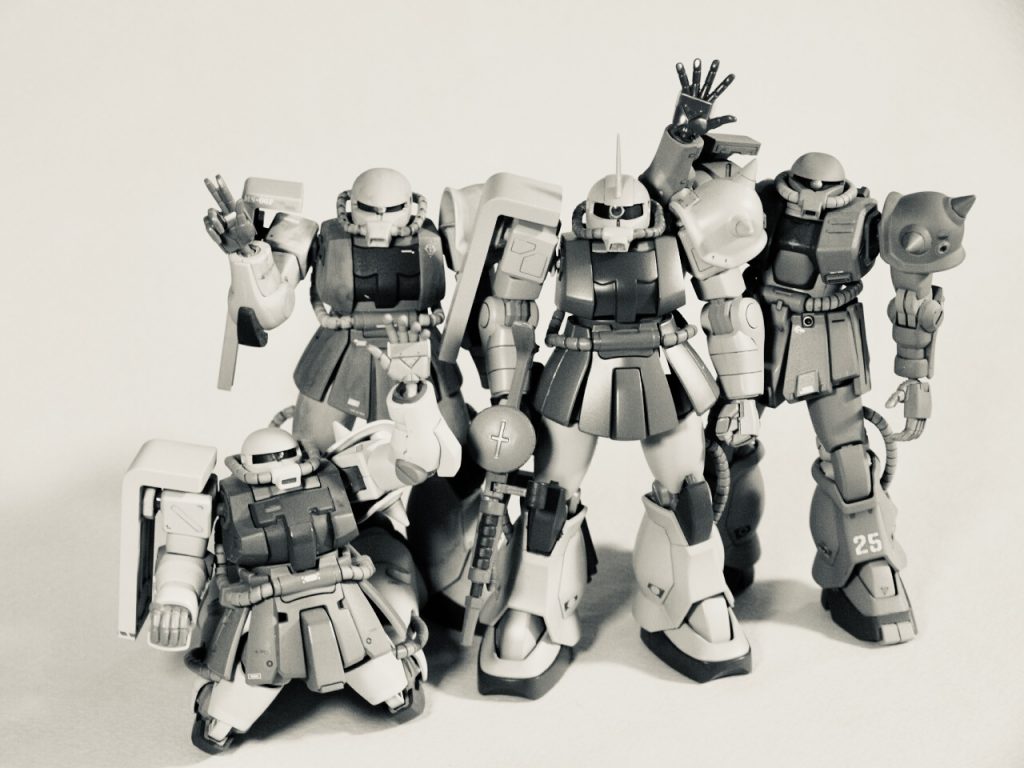 オマケで戦場写真風にこれはソロモン防衛戦前に撮られた第39混成小隊の集合写真である。小隊長機を囲んでおどけるポーズを取る面々からは出撃前の緊張の中にも一瞬の穏やかな時間があったことがわかる貴重な資料とされている。（なお小隊はこの戦いで全滅している）