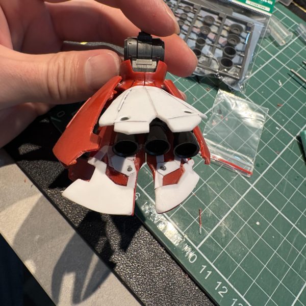 これもう片方の脚同じようにできるんかよってなってて怖いwあと塗装も考えて一応それなりにバラせるようにしてるんだけども、接続方法とか色々苦戦してますね、、、（2枚目）