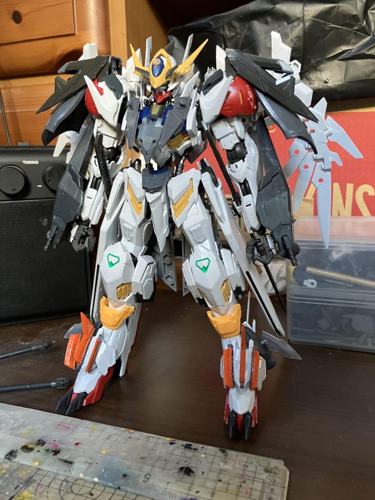 製作中の塗装前武士をイメージして様々なパーツを付けて改造しました一応稼働を制限させないよう気を付けて製作しました