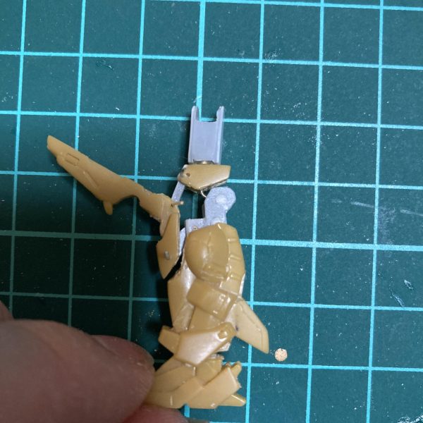 下半身の関節周りをリニューアルしました。膝は最近のアーティファクト風な可動にしてみました。バックパックを外せば膝立ち出来ます。（4枚目）