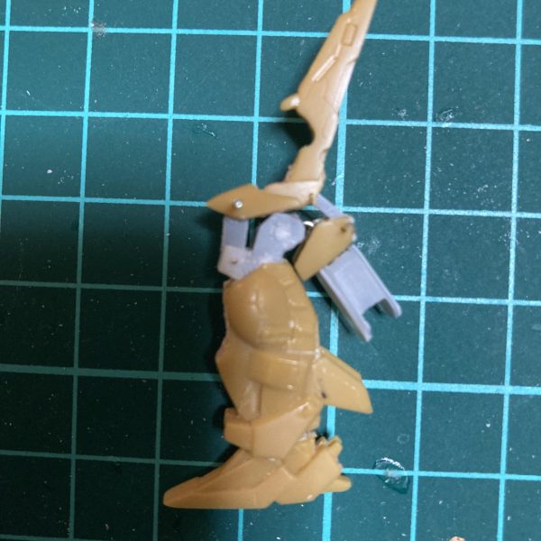 下半身の関節周りをリニューアルしました。膝は最近のアーティファクト風な可動にしてみました。バックパックを外せば膝立ち出来ます。（5枚目）