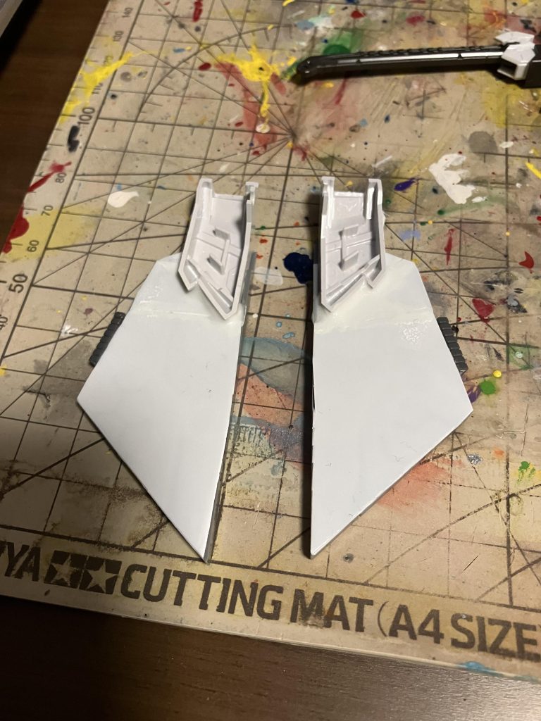 腰のスカートは肉抜きが見えないようにプラ板で接着