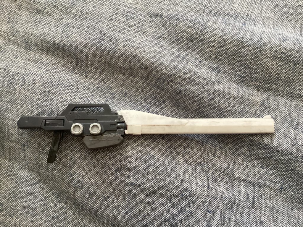 武器の制作途中ですね。作りながらデザイン考えてるので細部がちょくちょく変わってますね。